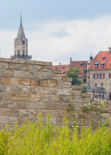 schallschutz innenhof platz mauer bepflanzt