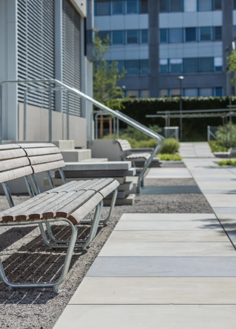 schulanlage platz modern innenstadt bepflanzt