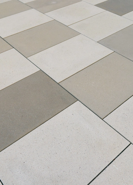 Nahaufnahme einer gepflasterten Fläche mit drei verschiedenen Farbabstufungen des GDM.SCENIC stone, bei der die unterschiedliche Farbgebung der Betonsteine deutlich sichtbar ist.