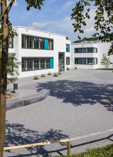 schulhof bepflanzt modern