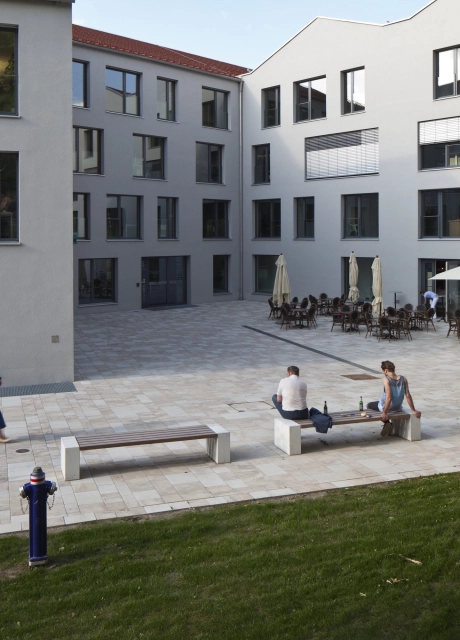 stadt mauer fußweg bepflanzt sitzbank