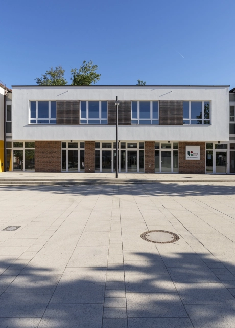 Rathaus am Marktplatz Beelitz-Heilstätten mit vorgelagerter Stufenanlage aus Godelmann GDM.NUEVA Step in der Farbe Sandstein-Uni und angrenzender Platzgestaltung.