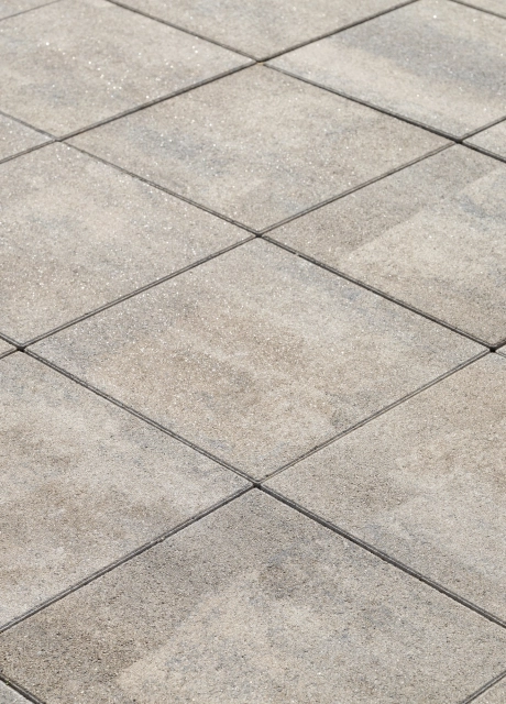 Nahaufnahme eines schräg verlaufendem Betonsteinpflasters - dem GDM.KLIMASTEIN.