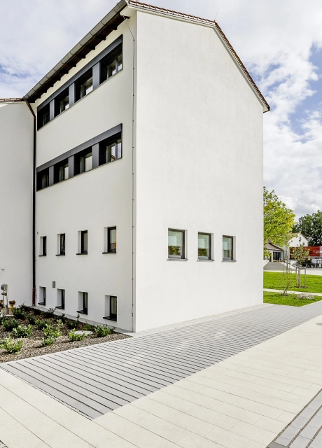 grundschule platz hof bepflanzt