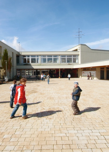 schulhof schule bepflanzt