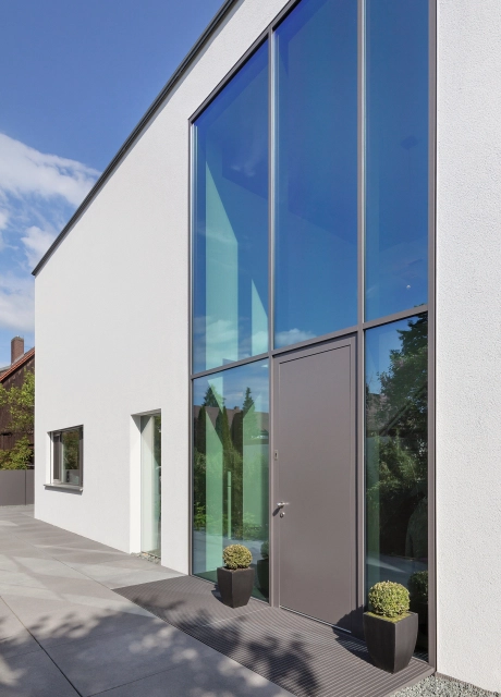 terrasse modern rasen glasfront