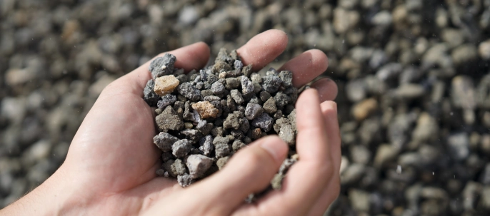 Betonrecycling, Hand hält recyceltes GRC-Material 