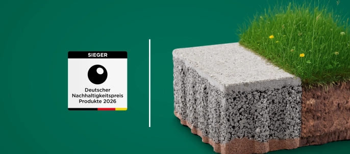 Logo des Deutschen Nachhaltigkeitspreis Produkt neben dem GDM.KLIMASTEIN, der neben einer Wiese liegt