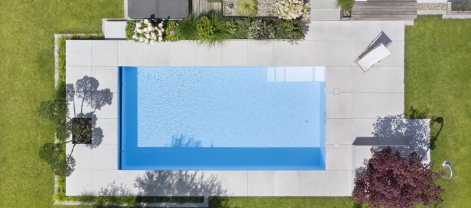 Poolterrasse aus der Vogelperspektive fotografiert