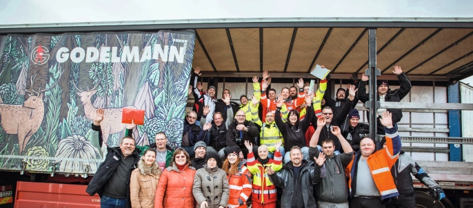 GODELMANN Weihnachtstrucker Gruppenfoto auf der Ladefläche eines GODELMANN-LKWs.
