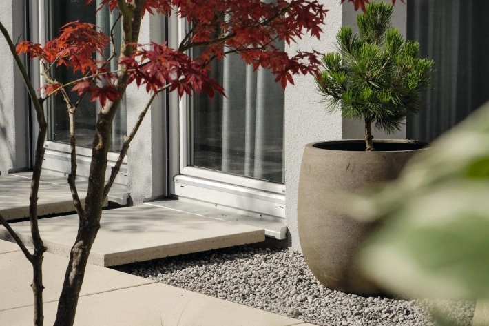 Autumnal patio with patio slabs in beige 