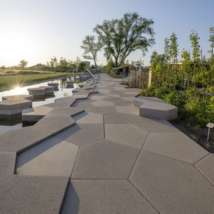 Großformatige Polygonplatten in verschiednen Grtautönen und passenden Sitzblöcken auf der Buga Mannheim 