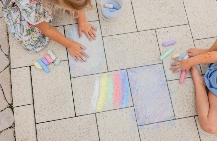 Kinder bemalen mit Kreide Pflaster/ Einfahrt von Godelmann