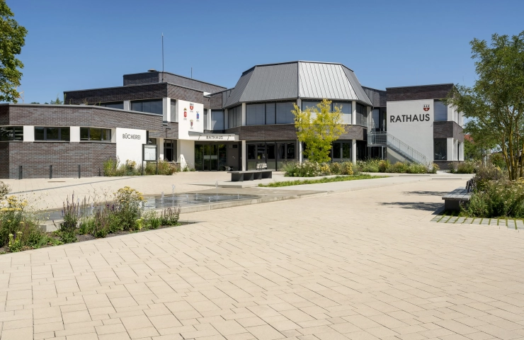 Rathaus mit Grünfläche davor und ansprechender Platzgestaltung