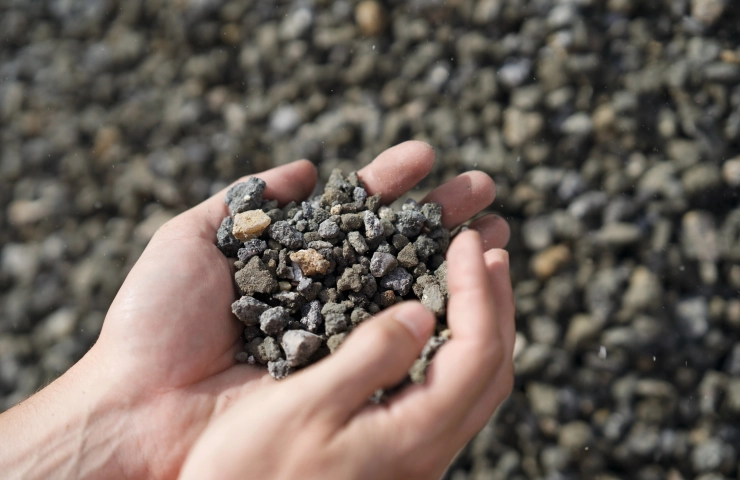Eine Hand hält hochwertiges GODELMANN Recycling Material.