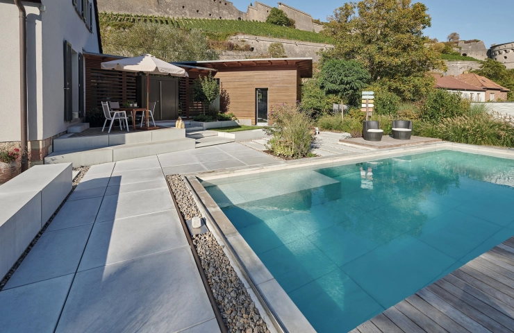 Hausgarten mit Pool und XXL-Terrassenplatten