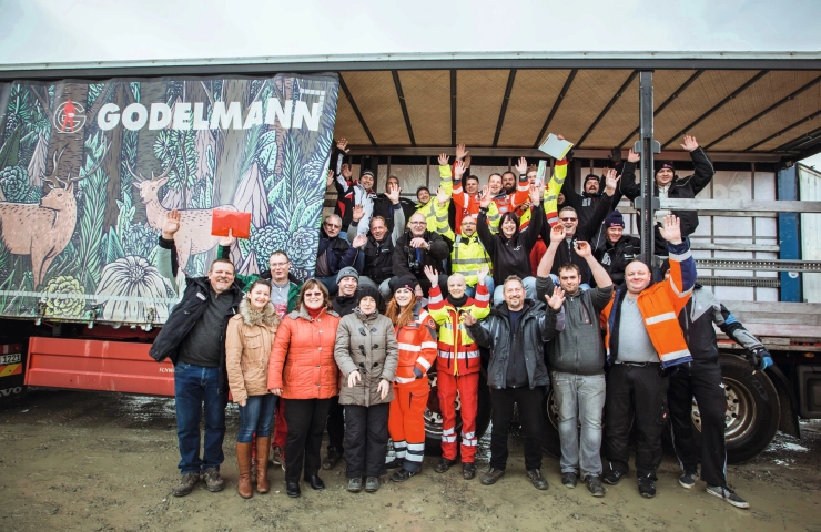 GODELMANN Weihnachtstrucker Gruppenfoto auf der Ladefläche eines GODELMANN-LKWs.