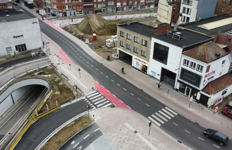 Blick auf eine noch laufende Baustelle neben einer asphaltierten Farbahn in einer Stadt. Die Gehwege wurden mit zeroC Pflastersteinen befestigt.