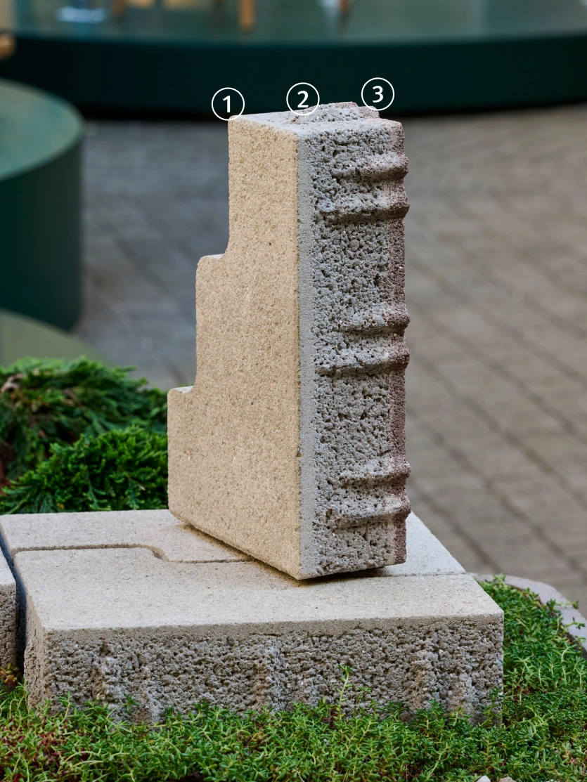 Der GDM.CASCADE stone als Klimastein von GODELMANN mit den drei sichtbaren und nummerierten Schichten.
