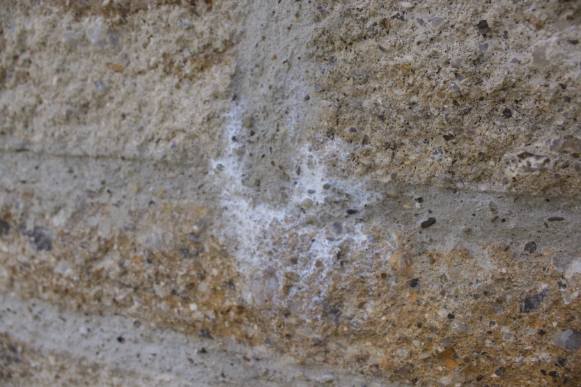 Mauersteine mit ausgeblühtem Zementschleier