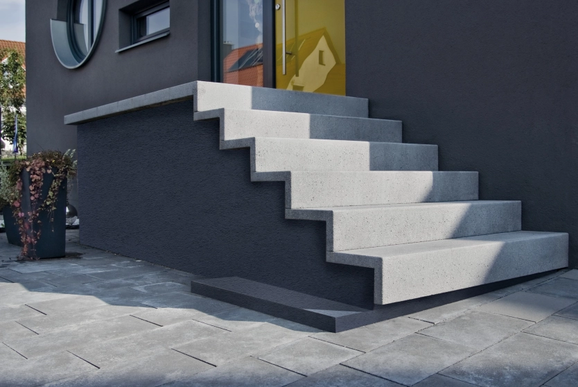Treppe mit Winkelstufen aus Beton vor Hauseingang