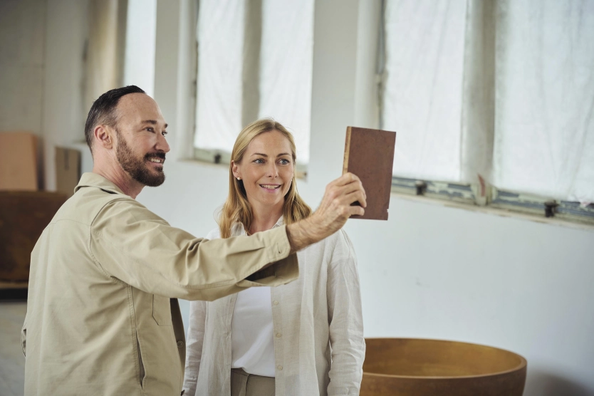Silvia Godelmann und Bodo Sperlein prüfen ein Handmuster im Gravelli Atelier.