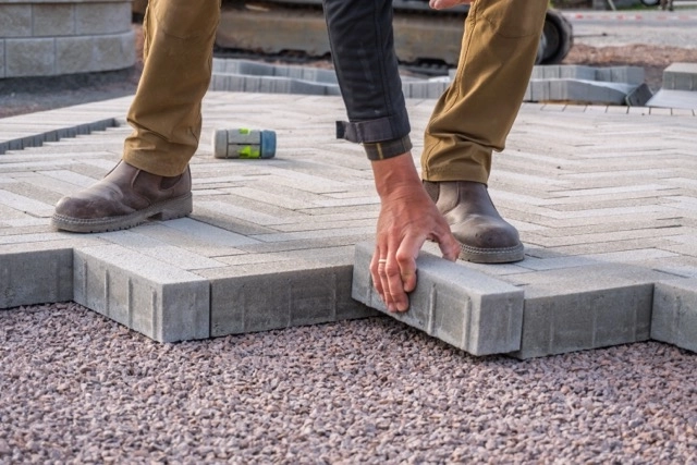 GDM.LIVA stone im schlanken Riemchenformat wird fachgerecht im Fischgrätverband verlegt und schafft ein präzises, hochwertiges Verlegebild mit moderner Ausstrahlung.