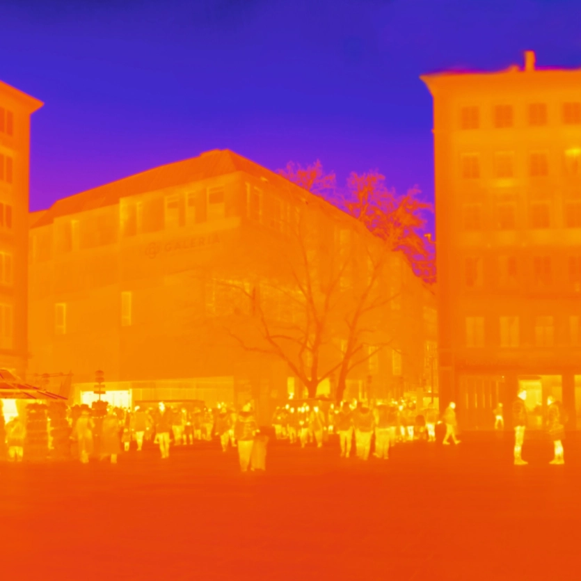 Wärmebildaufnahme eines Platzes in München auf dem viele Personen unterwegs sind. Der Platz ist besonders heiß.
