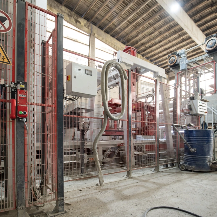 Blick auf Produktionsanlage für Betonsteine