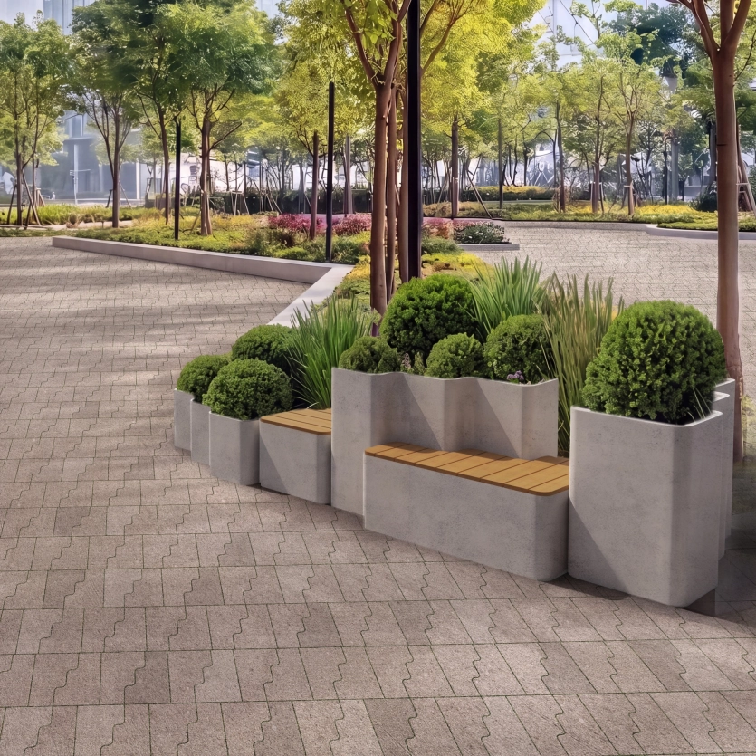 Rendering: urbaner Platz mit vielen Bäumen der im Hintergrund in eine dichter bebaute Stadtszenerie übergeht. Auf dem Boden wurde der GDM.KLIMASTEIN im Cascade Format eingesetzt. Am Rand steht eine Ansammlung von Cascade Pflanzgefäßen, die auch als Sitzelement mit Holzauflage genutzt werden.