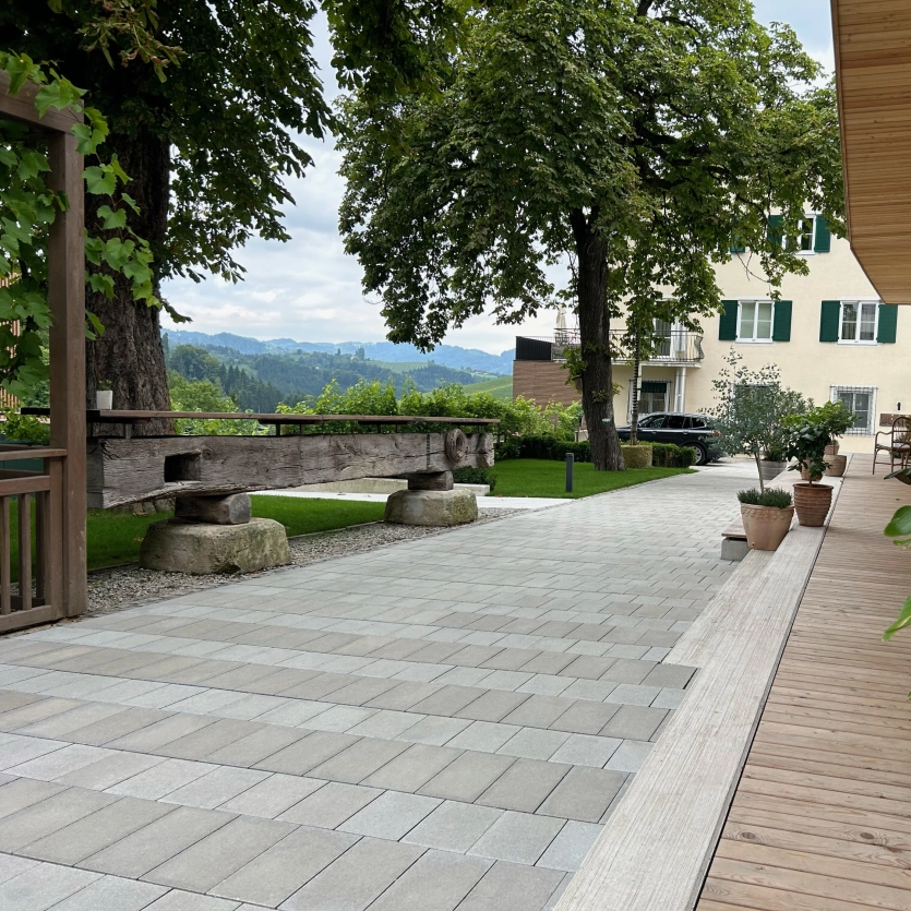 lange Einfahrt zu einem bäuerlichen Haus mit Tetrago stone Pflaster