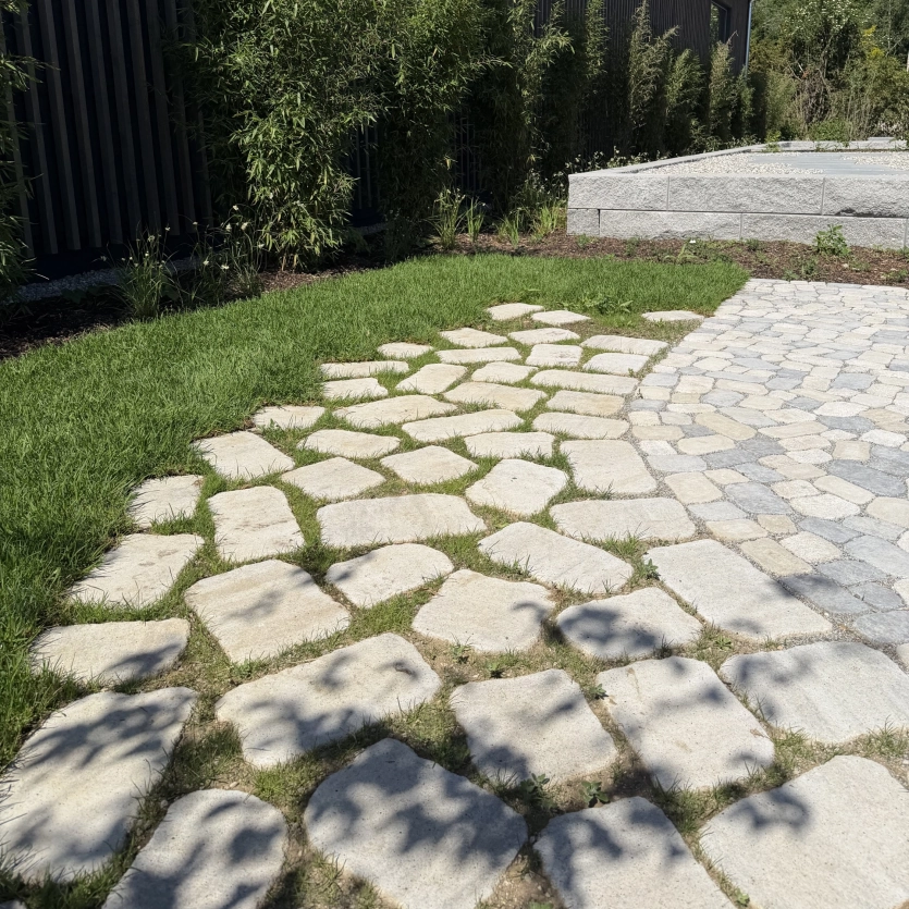 Gehweg mit GDM.BOLERO stone und begrünten Fugen
