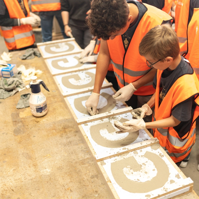 Betonworkshop mit Teilnehmern der Stein-Erfinder Camps.