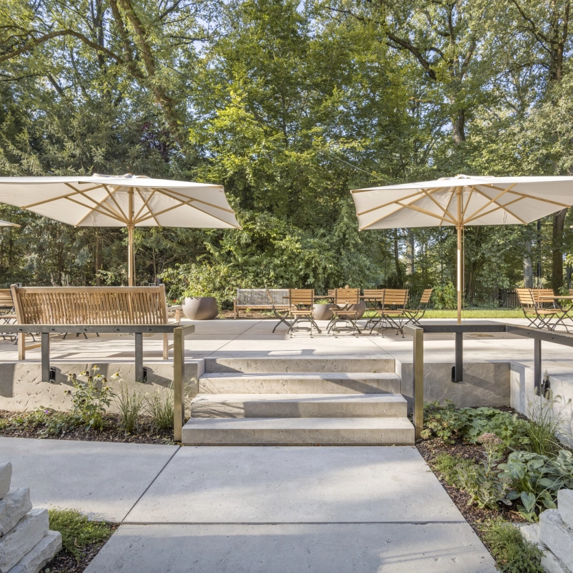 Terrassenanlage der Villa Markgraf mit individuell gefertigten Treppenstufen, Sitzbank und großformatigen Betonplatten aus der Produktfamilie GDM.MASSIMO.