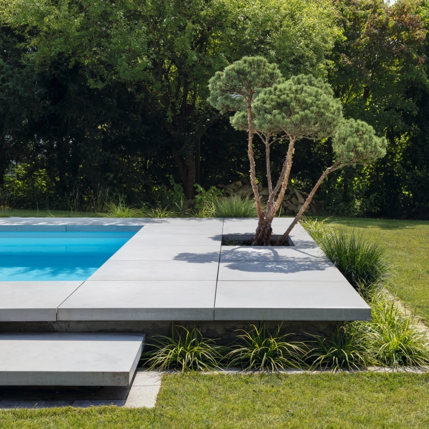 Pool mit großen Terrassenplatten und einer Schwebestute