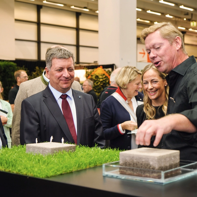 Christian Bernreiter, Staatsminister im Bayerischen Staatsministerium für Wohnen, Bau und Verkehr, Bernhard Godelmann und Silvia Godelmann auf der GaLaBau-Messe in Nürnberg.