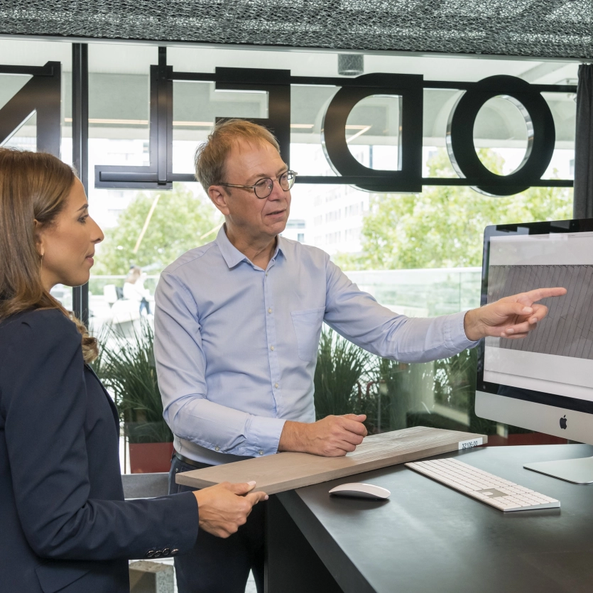 Zwei Planer beraten ihre nächsten Projekte in einem persönlichen Gespräch