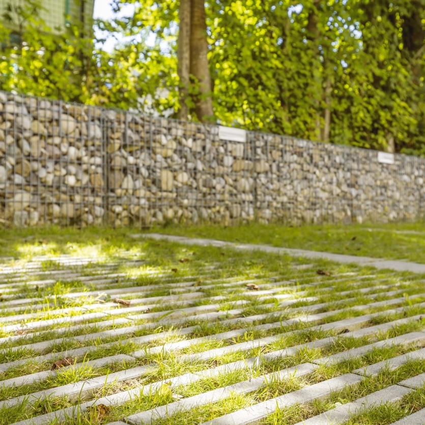 Eine Wohnanlage in der Schweiz mit begrünten Fugen.