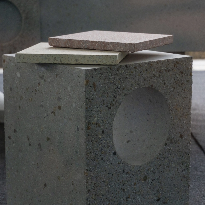Betonsockel mit zwei Farbmustern