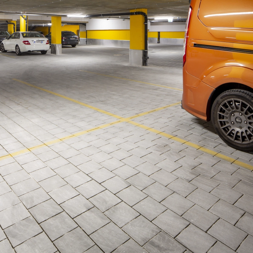 gepflasterte Tiefgarage