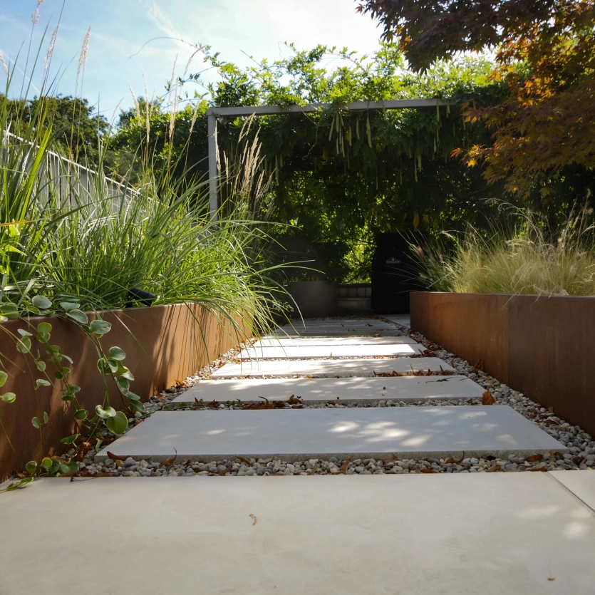 Dachterrasse mit Betonplatten Corten Hochbeete und viele Pflanzen 