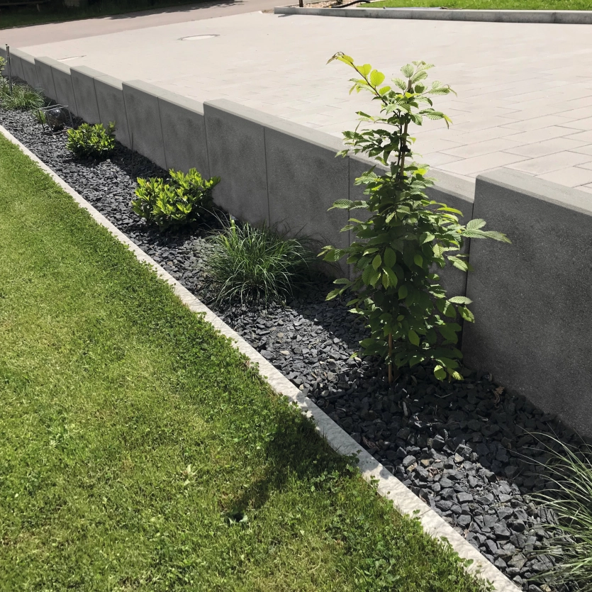 Private Hofeinfahrt mit L-Steinen als Grenze zum Garten.