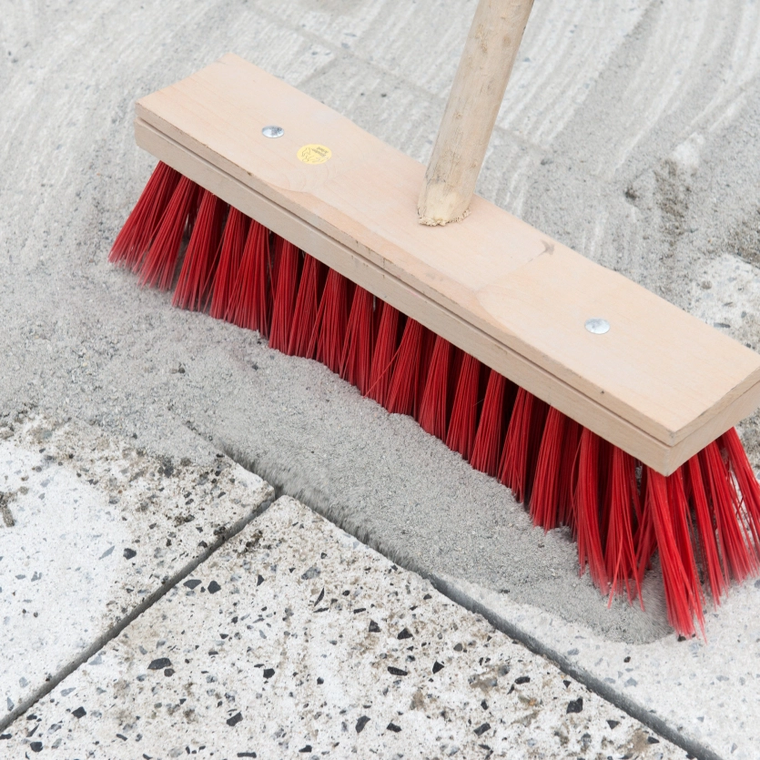 Fugen auffüllen mit Einkehrsand, Splitt oder Quarzsand