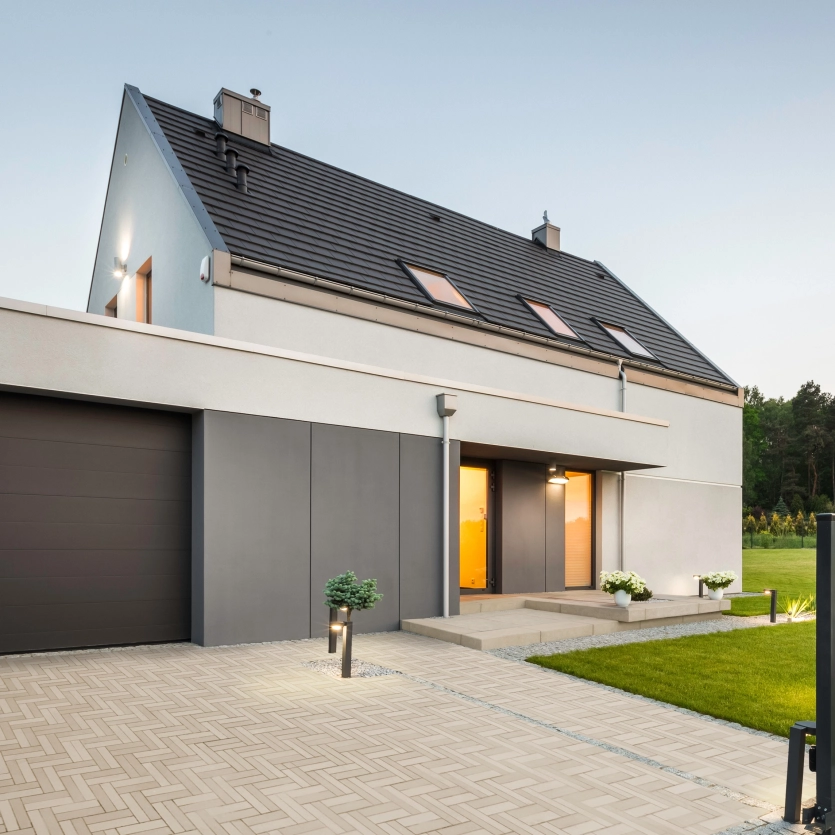 modernes Einfamilienhaus mit Ellenbogenverband in drei Farben