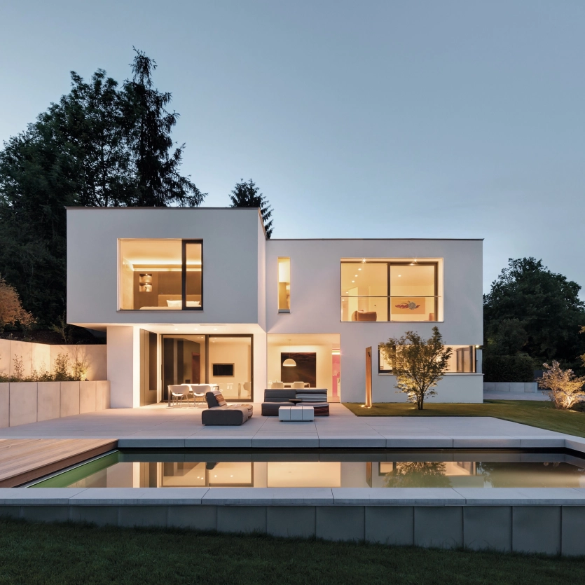 Modernes Haus im Bauhaus Stil mit Pool bei Nacht