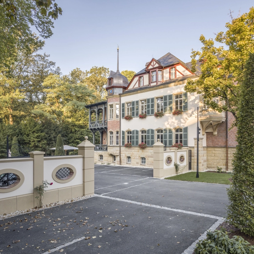 Historische Villa Markgraf in Bayreuth mit neu gestalteter Außenanlage und individuell gefertigten Betonelementen aus der Produktfamilie GDM.MASSIMO.