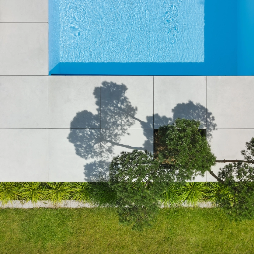 Minimalistischer Garten mit Pool und großformatigen Platten in Kreuzfuge und 100/100 cm.
