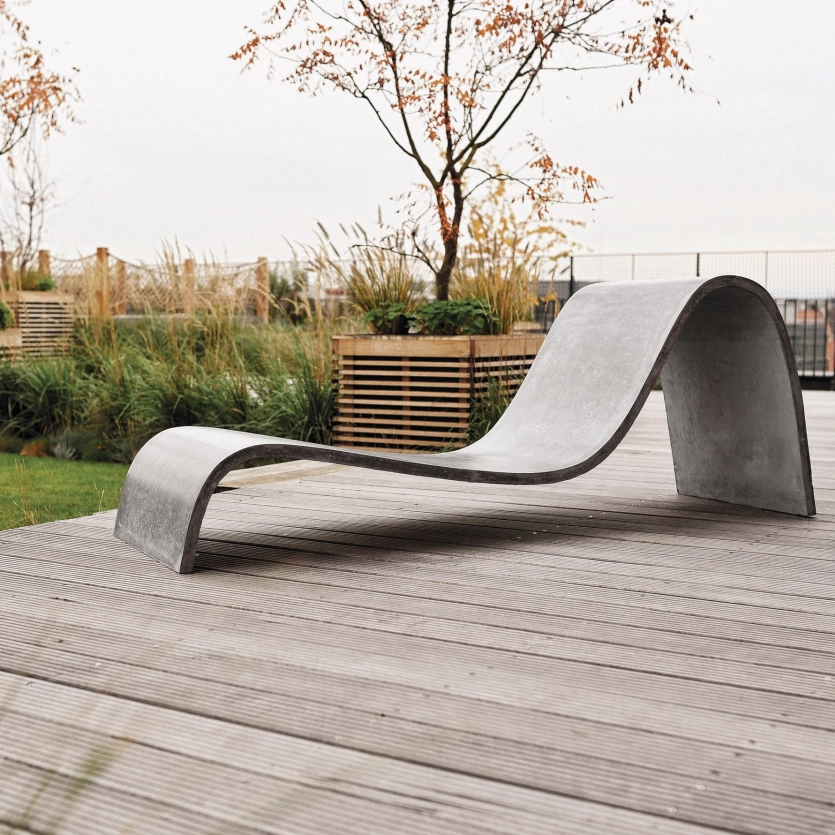 Geschwungene Liege Sitzelement aus Beton in Grau