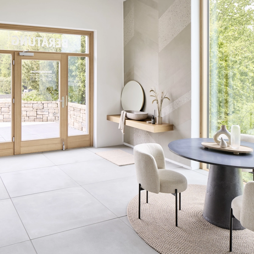 Showroom mit Wand- und Bodenfliesen aus Beton in Maitenbeth.