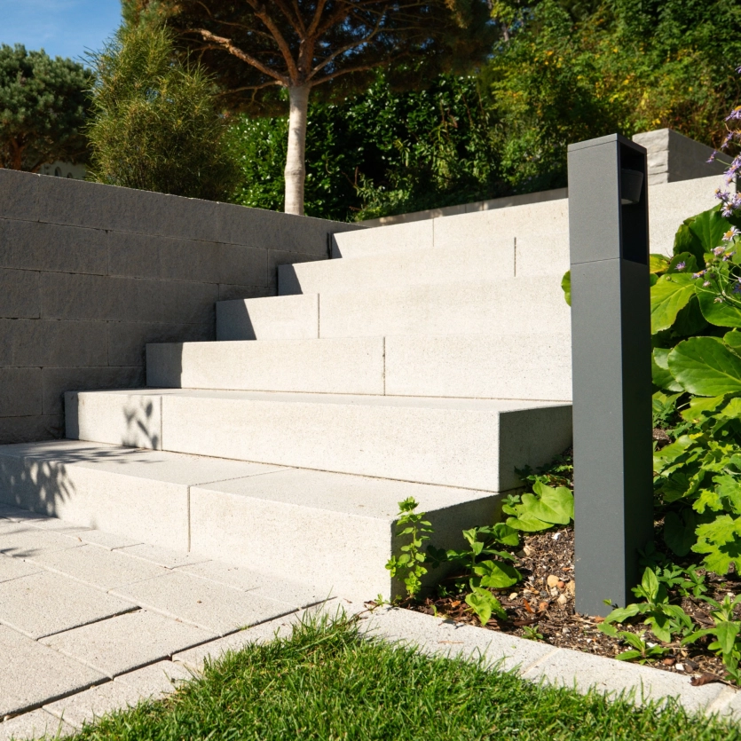 Stufe in Farbe Kalkstein